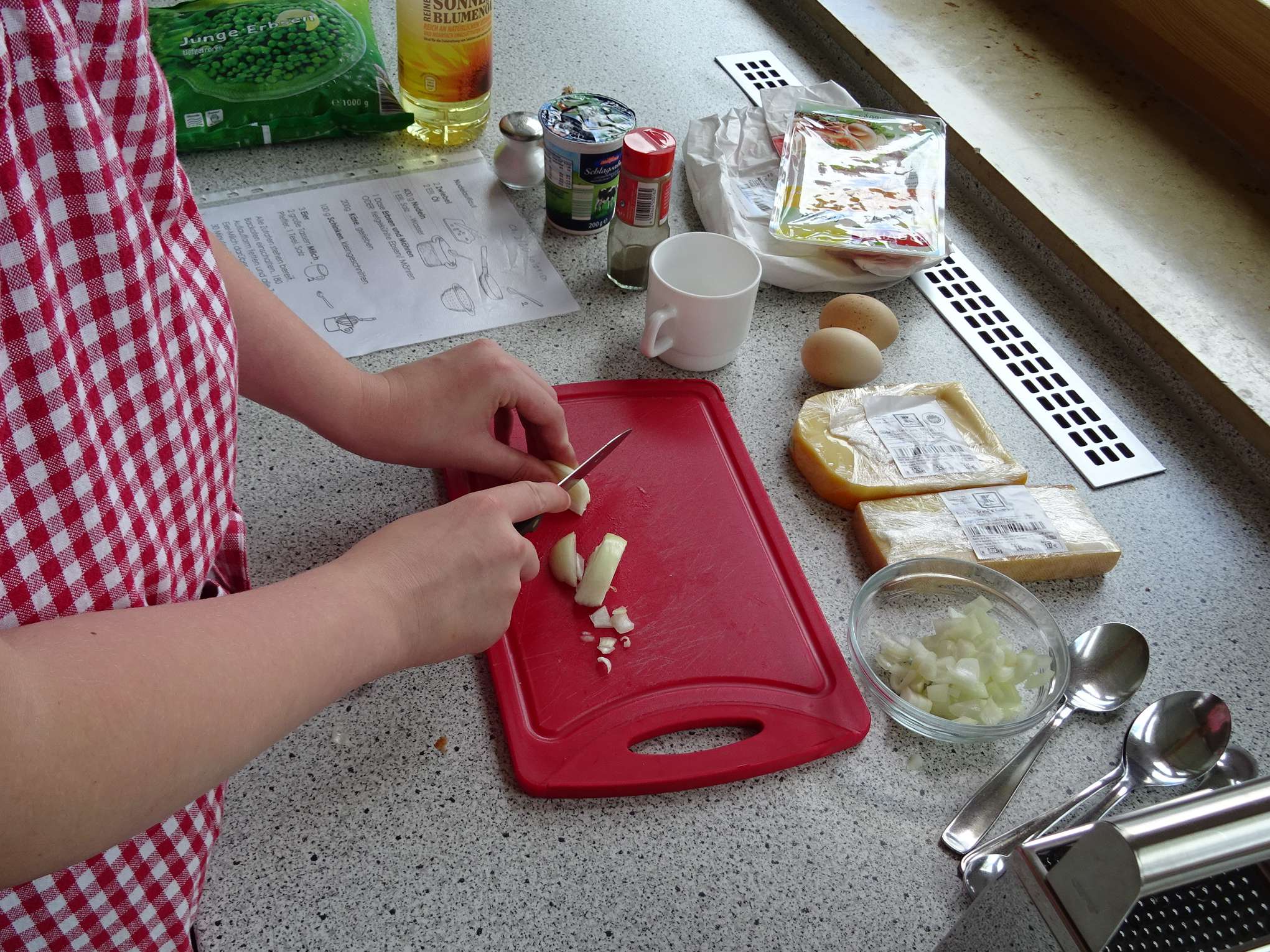  Ein Schüler schneidet Zwiebeln - das Bild wird mit Klick vergrößert 
