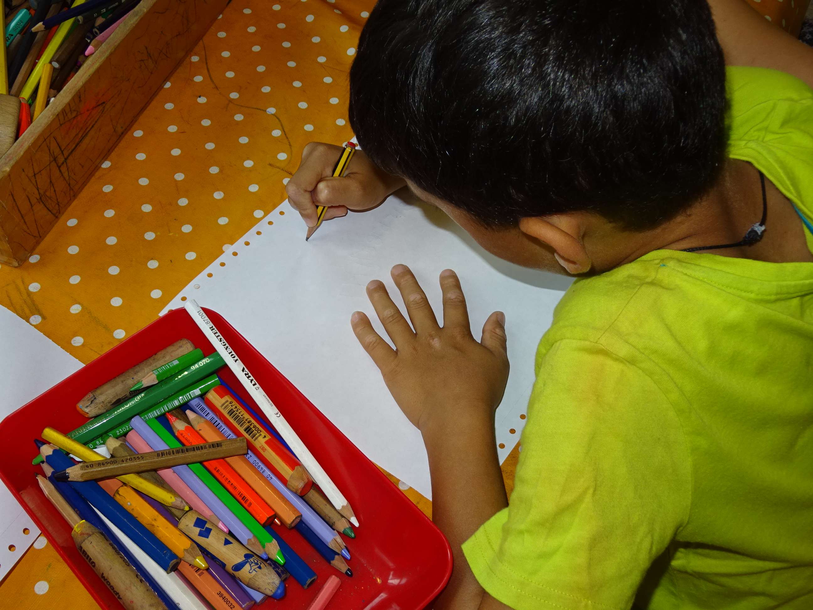  Ein Kind malt mit Buntstiften - das Bild wird mit Klick vergrößert 
