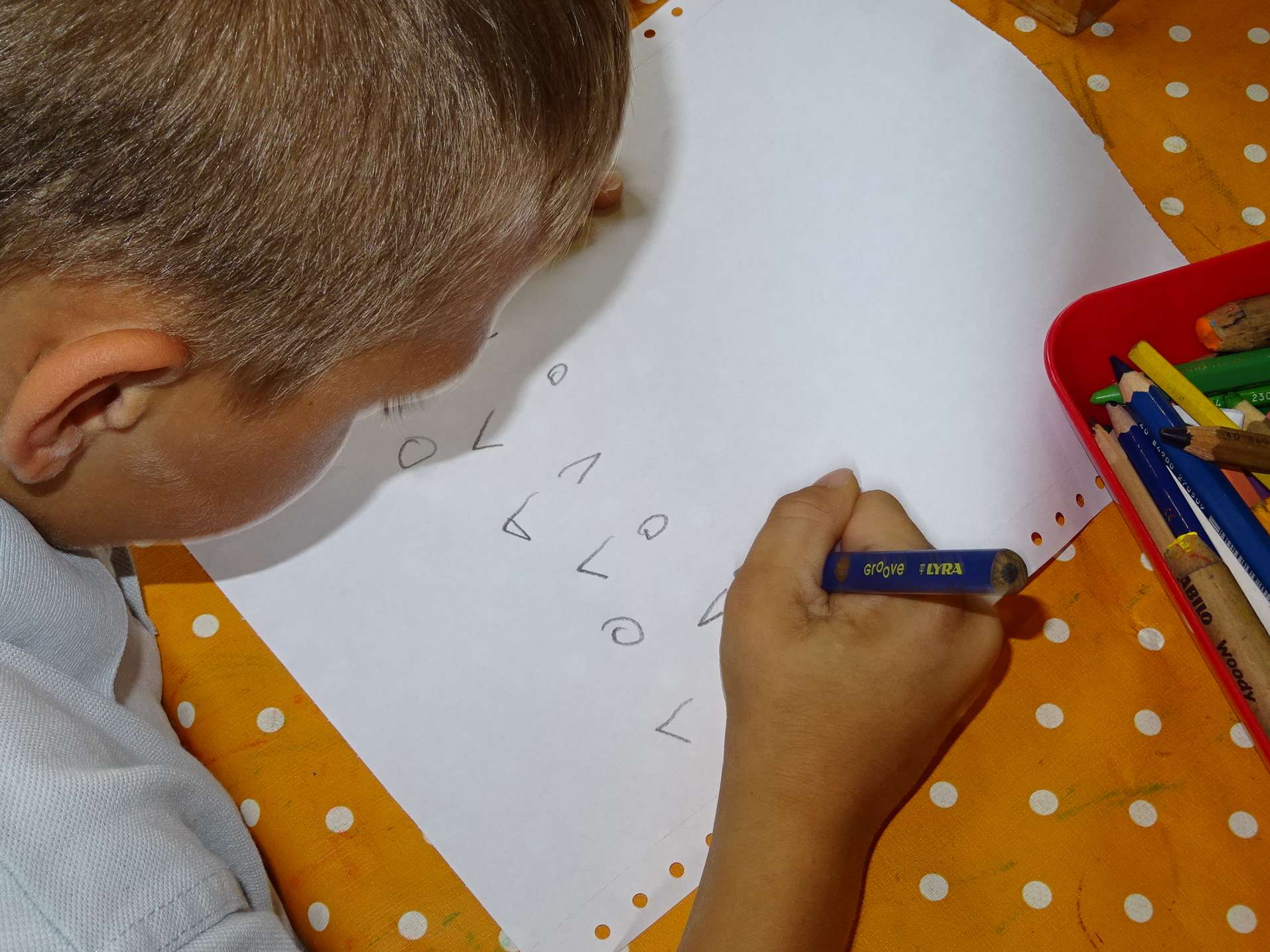  Ein Kind macht Schreibübungen - das Bild wird mit Klick vergrößert 