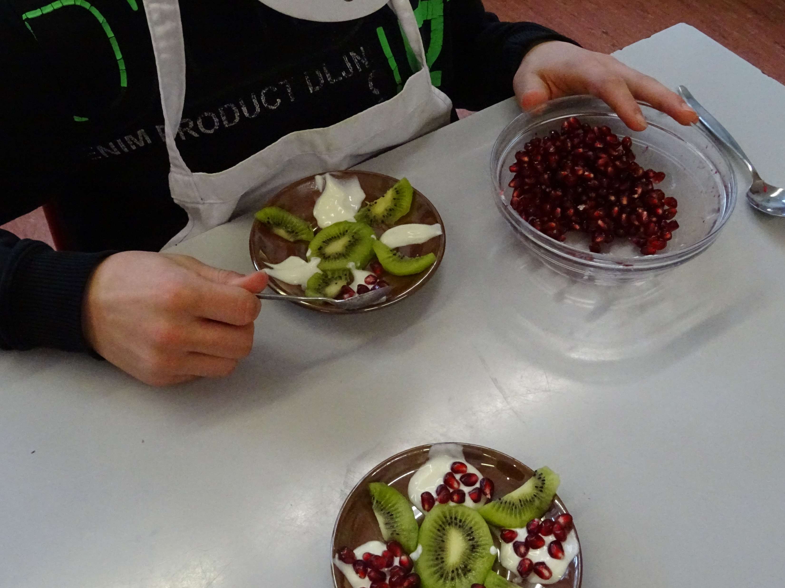  Schüler bereitet das Dessert zu - das Bild wird mit Klick vergrößert 