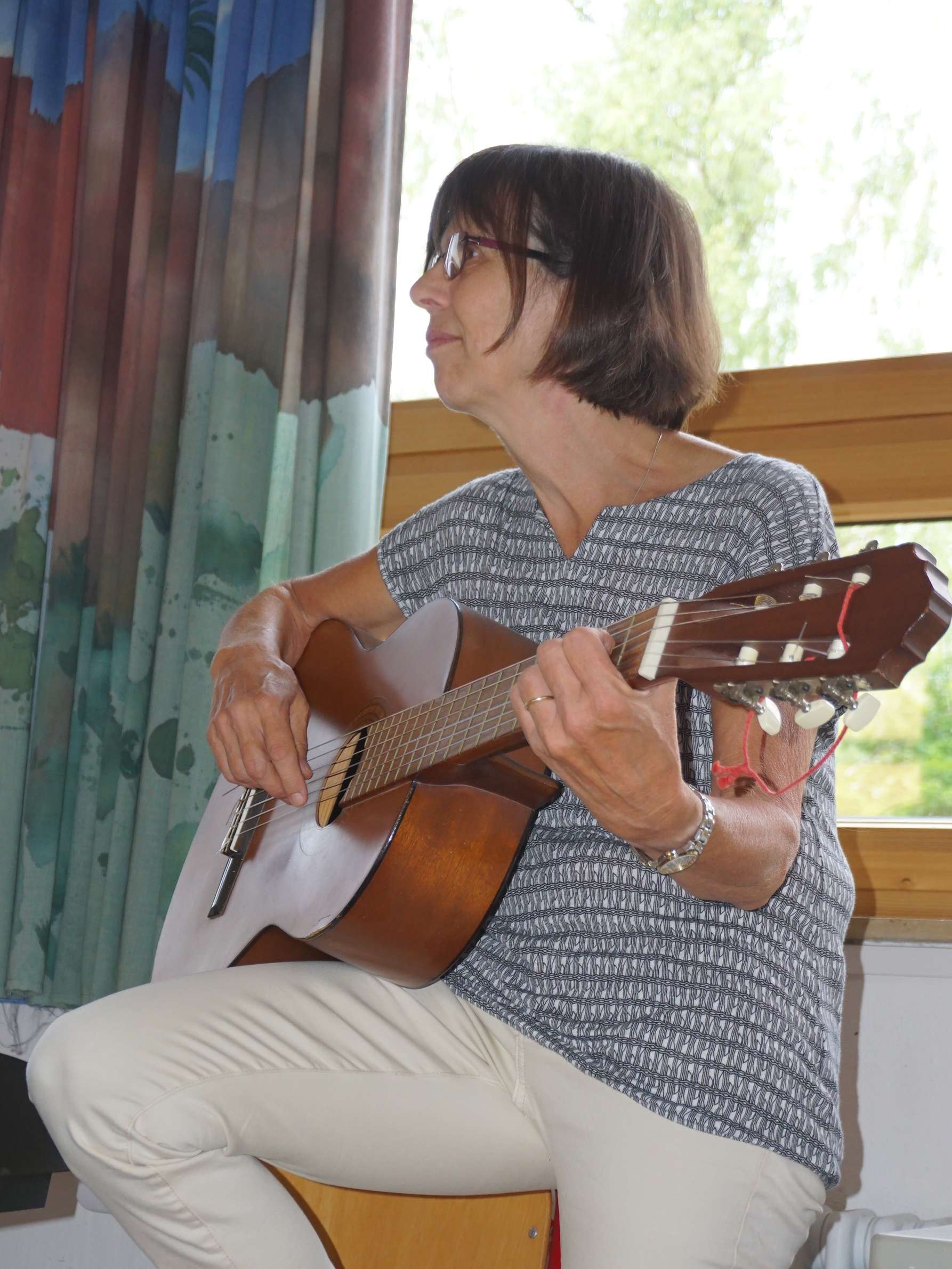  Eine Frau spielt Gitarre 
