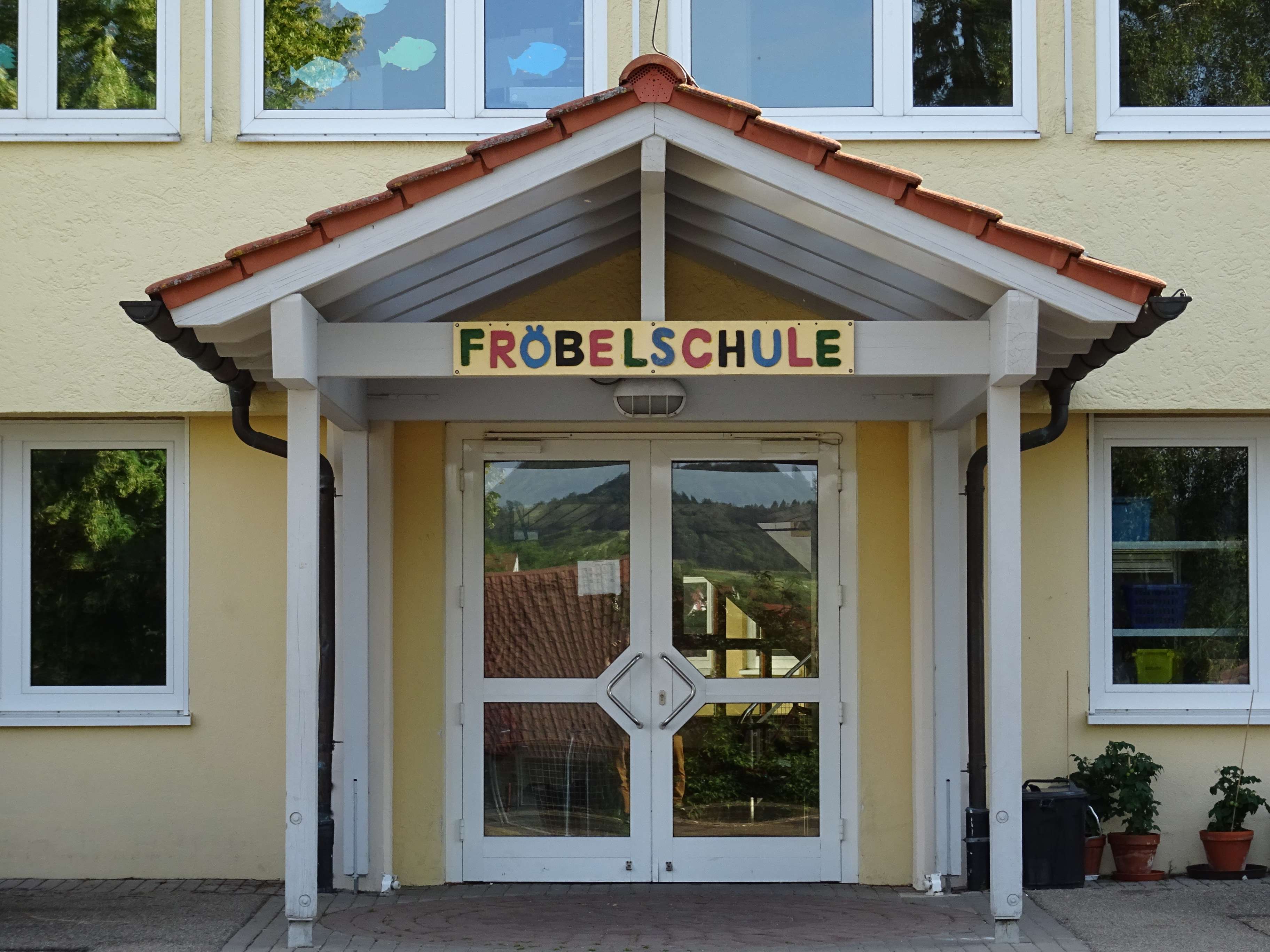  Eingang der Fröbelschule - das Bild wird mit Klick vergrößert 