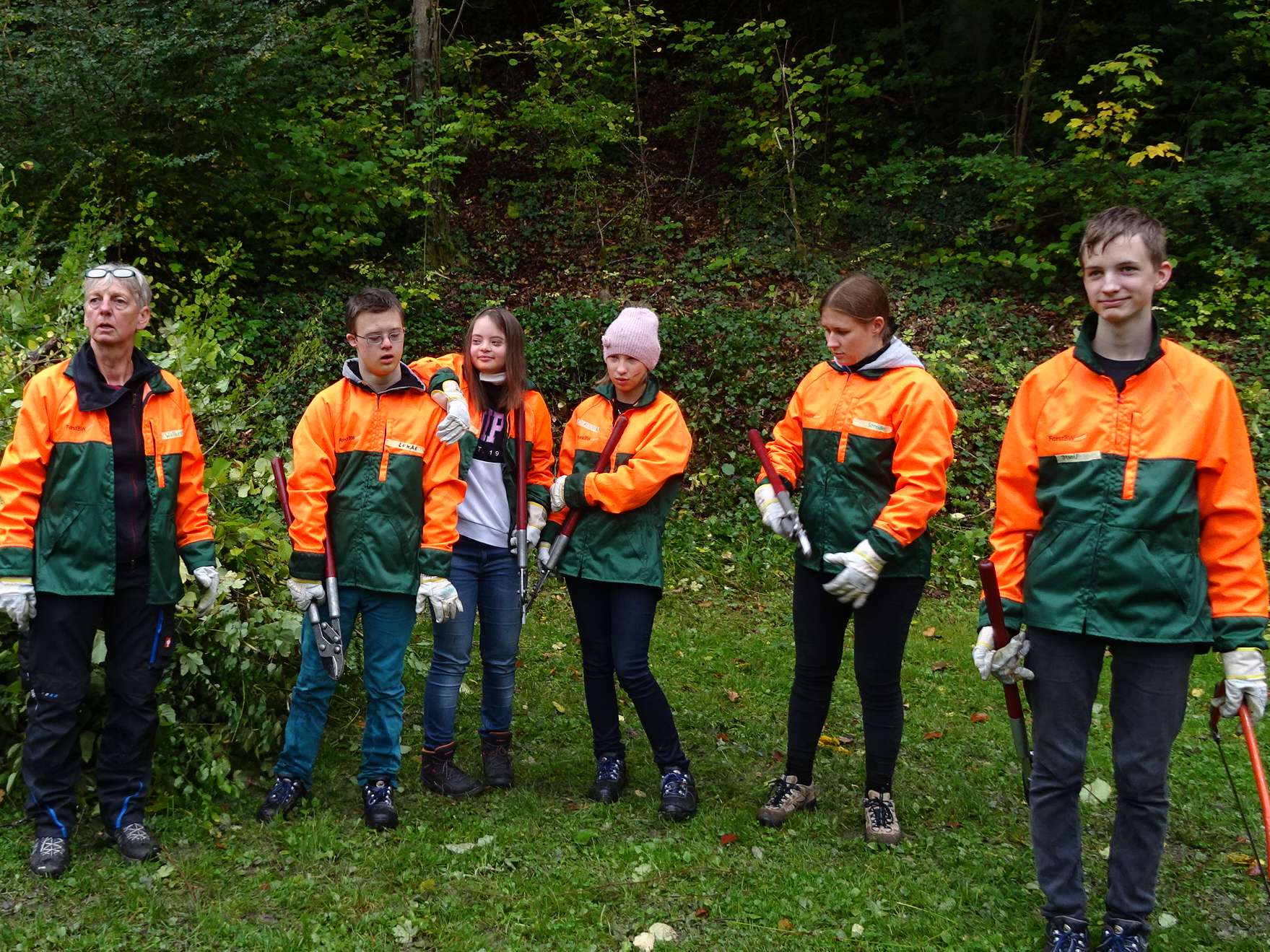  Eine Gruppe von Schülern im Wald 