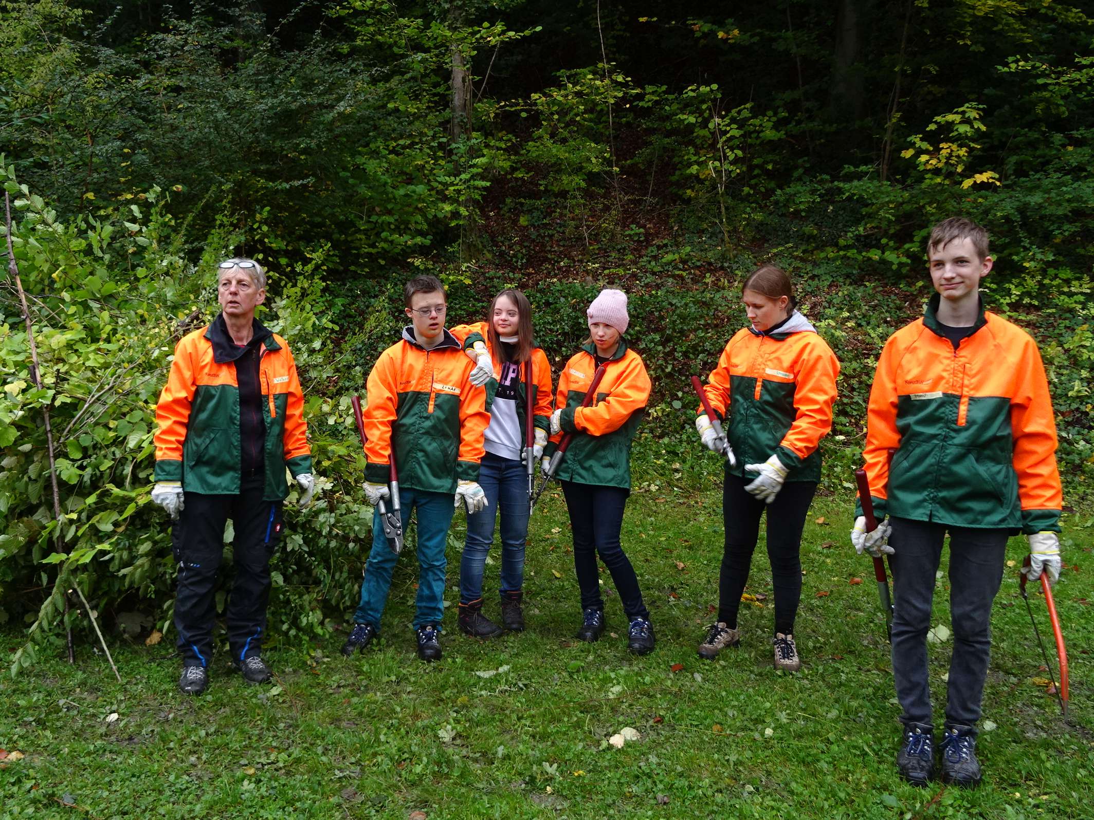  Schülergruppe im Wald - das Bild wird mit Klick vergrößert. 