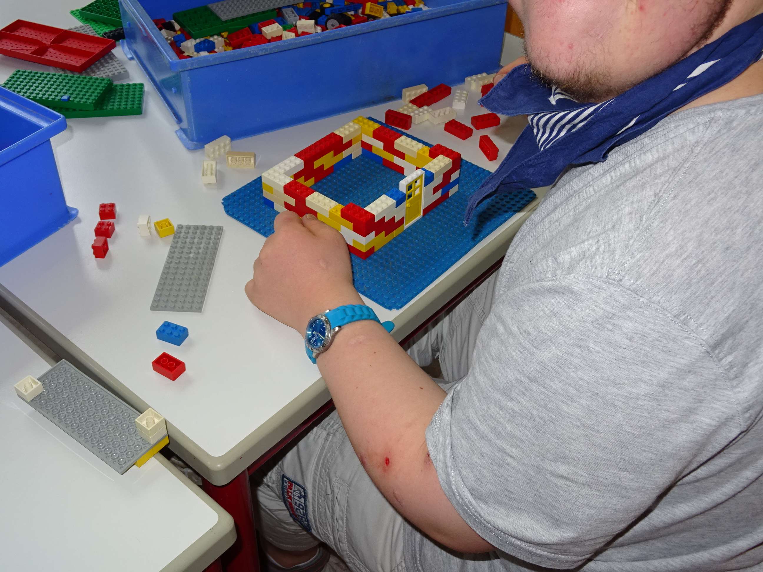  Ein Schüler baut mit Bausteinen - das Bild wird mit Klick vergrößert. 